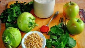 Холодный суп-пюре из кольраби с яблоками и кедровыми орешками