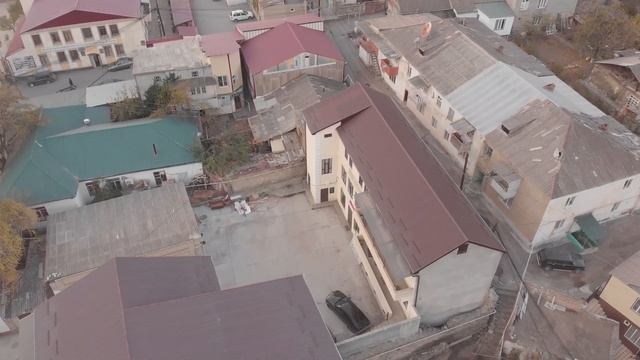 Сон как рукой сняло, когда я увидела маленького мальчика, свернувшегося калачиком на лавочке... смотреть онлайн