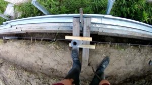 Забор на винтовых сваях,с большим перепадом на болотистой местности