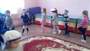 Готовимся к Дню защитника Отечества. Учимся ходить колонной по 2 и по 3 человека. 8 группа.