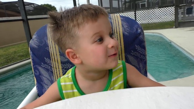 Bad Baby ВРЕДНЫЕ КОНФЕТЫ Видео для Детей CHOCOLATE FACE Lots of Candy CHALLENGE Funny kids Video смотреть онлайн