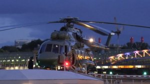 Посадка и взлет вертолета Ми-8АМТШ  у здания Министерства обороны в Москве