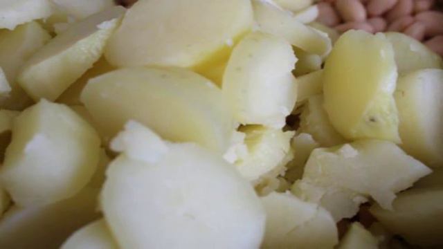 Горячий салат из молодого картофеля с ветчиной и фасолью