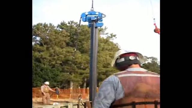 Вибрационное погружение шпунтовых свай ПВХ смотреть онлайн