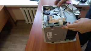 Разборка лазерного принтера hp LaserJet 1000 Q1342A. Снимаем всю наружную облицовку.
