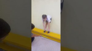 Наклон вперёд из положения стоя с прямыми ногами на гимнастической скамье. МАДОУ ✓157