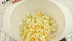 Салат с крабовыми палочками, оливками и сухариками