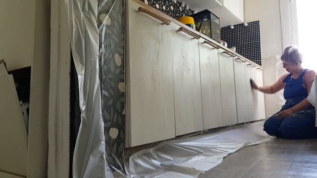 Как перекрасить кухонные шкафы/выбор краски/пленочные фасады ikea/красим мебель/COUNTRY VLOG