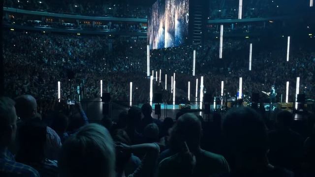 U2 - With Or Without You - live @ Mercedes Benz Arena Berlin 2015 смотреть онлайн