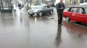 Мужик танцует у метро Проспект Ветеранов в Питере.mp4