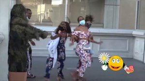 Человек-дерево пугает проходящих мимо людей.