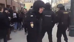 Это видео перевернула интернет| Мужик ударил полицейского.