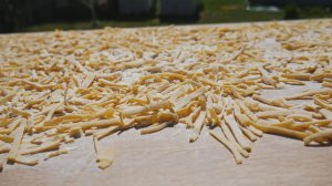 Показываю как приготовить плов из домашней лапши в казане