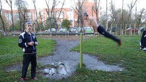 Выполнение упражнений на брусьях: махи туловищем вперед-назад и отжимание в крайних точках.