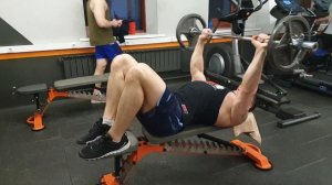 Пуловер со штангой лёжа широким хватом