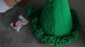 Что подарить на Новый год 2018? Елка из гофрированной бумаги с рафаэлло.