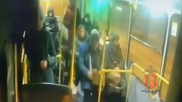 Водитель "Приоры", вылетел на встречную полосу, где буквально впечатался в пассажирский автобус. смотреть онлайн