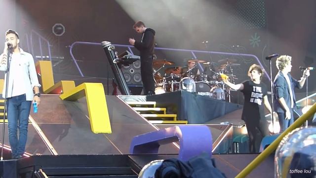 9 MORE louis tomlinson MOMENTS ON STAGE that are GUARANTEED to make you smile смотреть онлайн