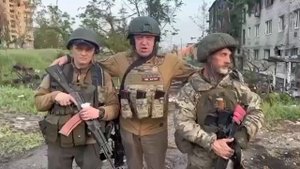 ??Бибер и Долик на страже Бахмута

Пригожин оставил двух своих "телохранителей" в освобожденном го