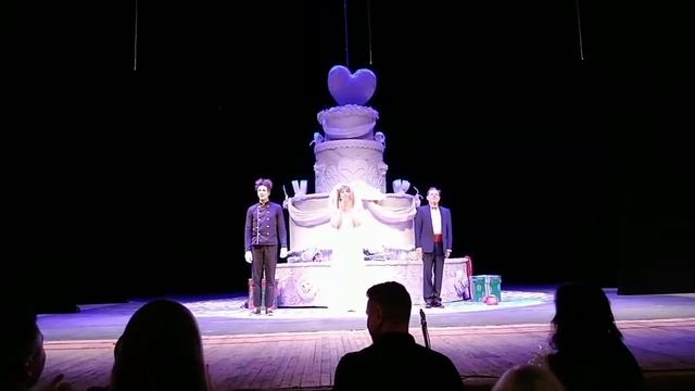 Татьяна Васильева, Игорь Скляр и Максим Дорофеев в спектакле "Суп из канарейки"- поклоны 21.09.2023 смотреть онлайн