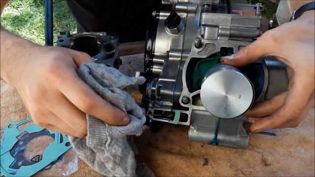Revive tu moto: HONDA CR 125 del 2000 Parte10.5: Montar motor. Cómo colocar cilindro y pistón?