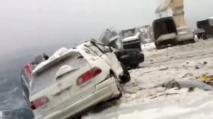 52 японские машины смывает с корабля в океан