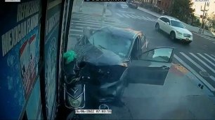 Двое чернокожих совершили жесткое ДТП  в Нью-Йорке на угнанной машине