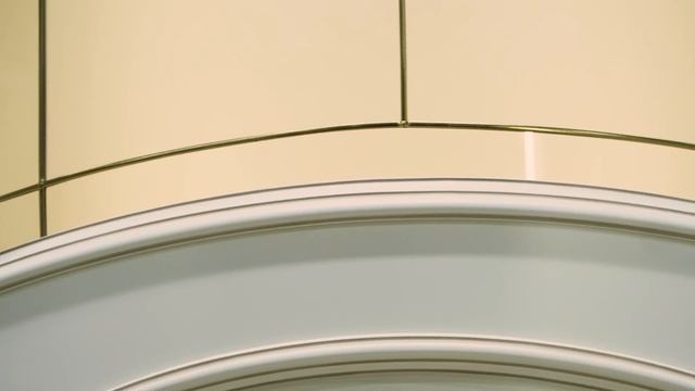 Белая межкомнатная дверь с золотой патиной из коллекции VICTORIA - модель Антлант (Victoria Porte) смотреть онлайн