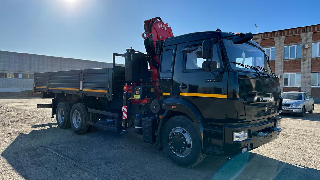 Бортовой Камаз-65115 с КМУ Fassi F245A.0.22 в черном цвете.