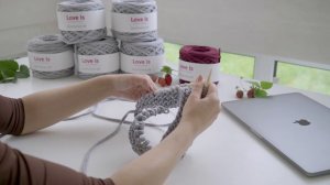 Пуф из трикотажной пряжи "Love is"