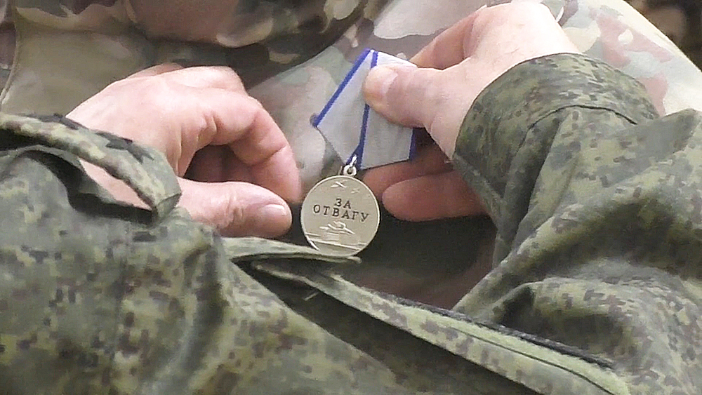 Бойцов группировки "Центр" наградили прямо на передовой / События на ТВЦ