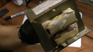 трансформатор из микроволновки - готовая мухобойка.