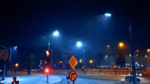 Футаж Снег Падает в Свете Фонарей. Зимняя Ночь в Городе, Снег Идет, Снежинки Кружатся. Зимние Футаж