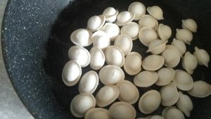 Жареные пельмени с яйцом,помидорами и сыром