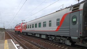"На исходе сентября". ЭП2К-107 с пассажирским поездом Владивосток — Москва и вагоном "ТКС"