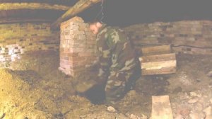 Обустройство фундамента под опорные колонны в подвале старинного дома.