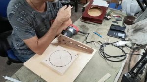 Резонаторная сигарбокс гитара, изготовление. Врезка резонатора в корпус