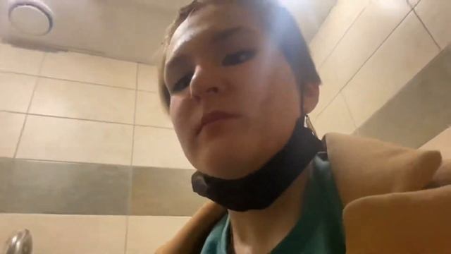 КРАСИМ ВОЛОСЫ В ОБЩЕСТВЕННОМ ТУАЛЕТЕ || PAINT HAIR IN A PUBLIC TOILET смотреть онлайн