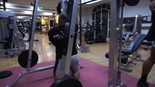 ТРЕНИРОВКА НОГ С РЕГАНОМ ГРАЙМСОМ/VLOG #22/ YAKI & REGAN GRIMES LEGS WORKOUT смотреть онлайн