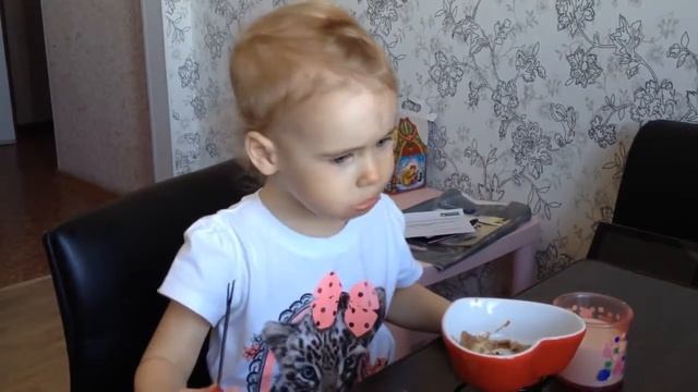 Фондю для детей) Ника ЛОПАЕТ бананы в шоколаде. смотреть онлайн