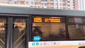 Автобус ЛиАЗ-5292.60 следует по маршруту по кольцевому маршруту 1225C ”Школа”