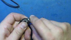 Восстановление защелок на крышке батарейного отсека фотоаппарата.