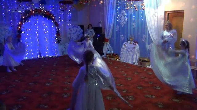 Танец Снежных Бабочек и  Зажигание елки  Вальс Снежных хлопьев П. И. Чайковского, фрагмент смотреть онлайн