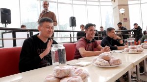 Чемпионат по поеданию бургеров в Перми