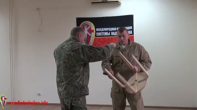 Что делать если на вас нападают, а под рукой только табурет смотреть онлайн