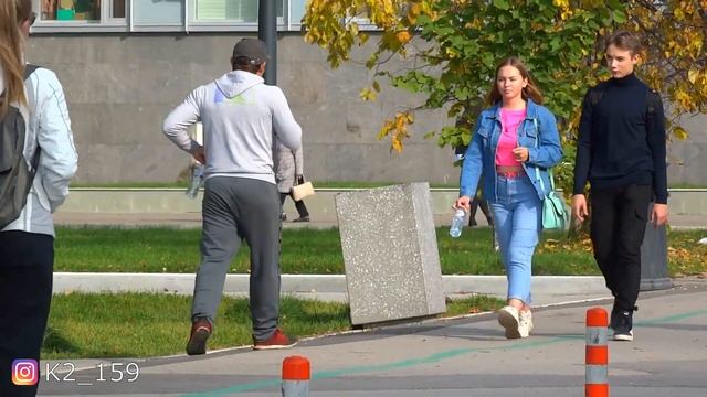 Чихает На Людей Пранк / Реакция Людей смотреть онлайн