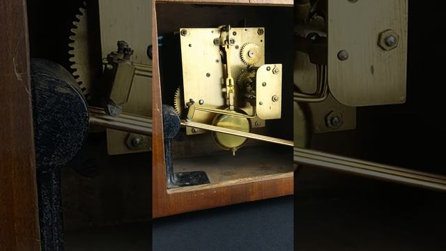 Каминные маятниковые часы в деревянном корпусе. Германия смотреть онлайн