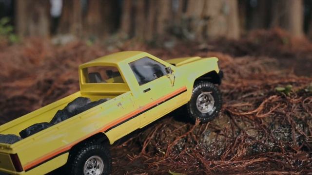 FMS 1:18 TOYOTA Hilux Pickup Trucks in the Forest смотреть онлайн