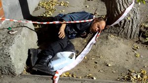 Пьяный бомж не может встать