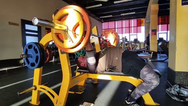 Д 1: Жим штанги лежа, 100 кг, 4 подход. смотреть онлайн